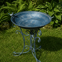 Comedero de jardín sobre trípode con volutas – Vista frontal