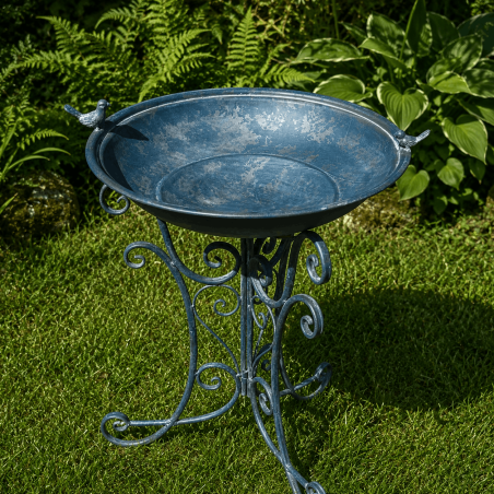 Comedero de jardín sobre trípode con volutas – Vista frontal