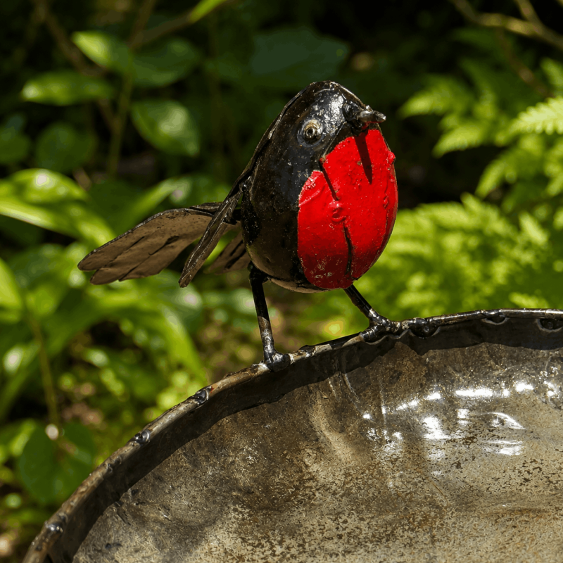 Bain d'oiseaux en métal recyclé avec 3 rouges-gorges – H 90 x L 39 cm