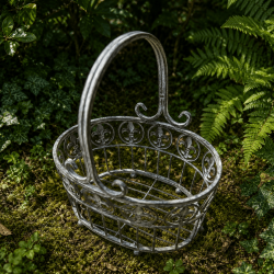 Pequeña cesta metálica ovalada para plantas, con acabado envejecido y diseño de flor de lis – vista superior