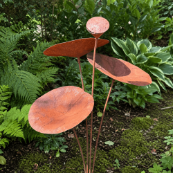 Estaca decorativa de metal con forma de nenúfar