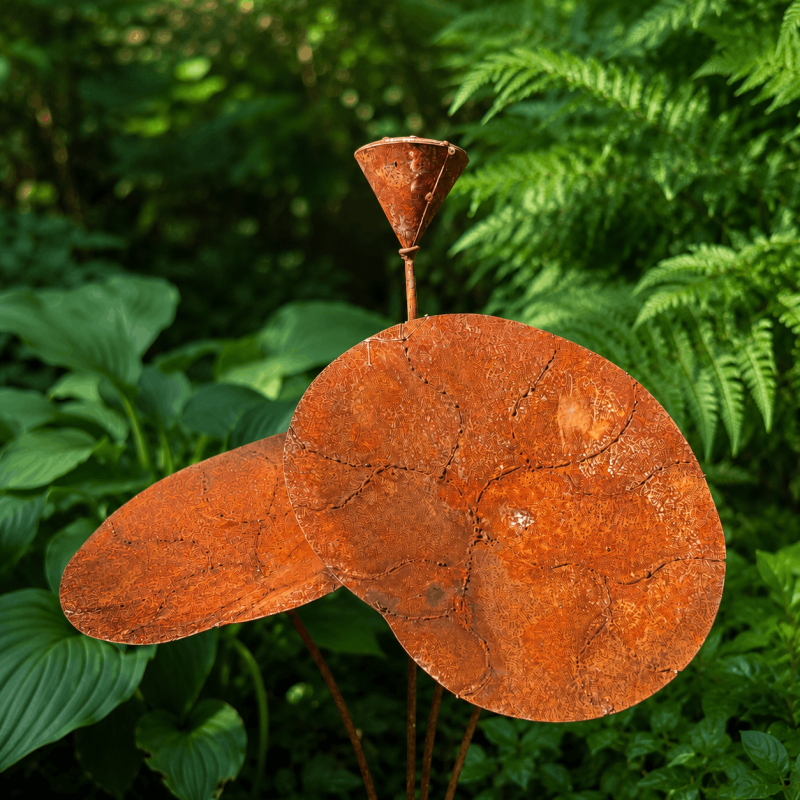 Estaca decorativa de metal con forma de nenúfar – vista superior
