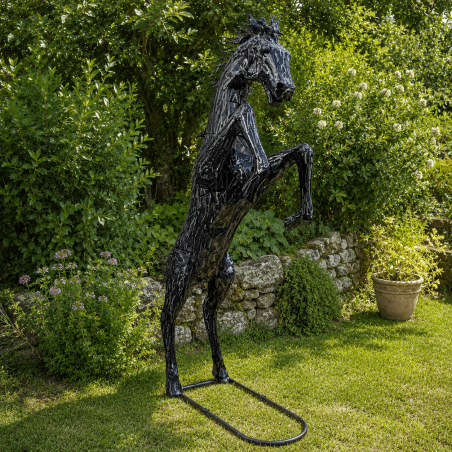 Escultura gigante de caballo encabritado