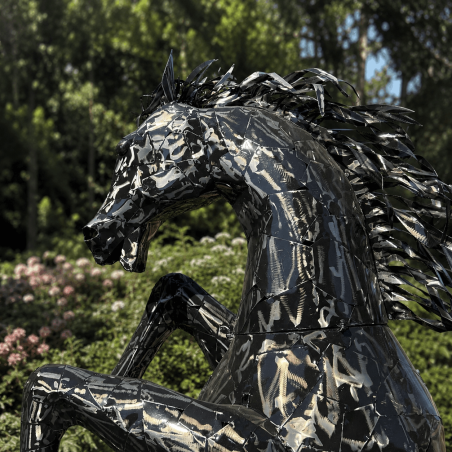 Escultura gigante de caballo encabritado