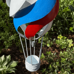 Farol globo aerostático de metal rojo, azul y blanco