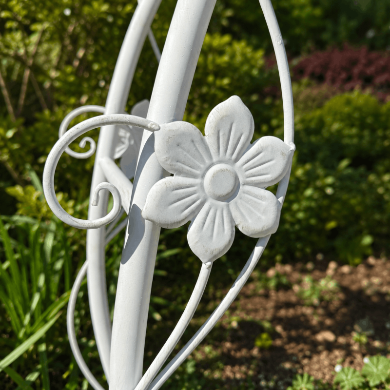 Banco arco corazón de jardín en metal blanco