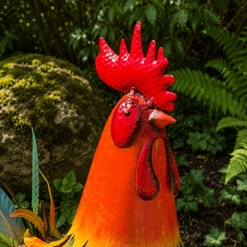 Escultura de gallo en metal multicolor