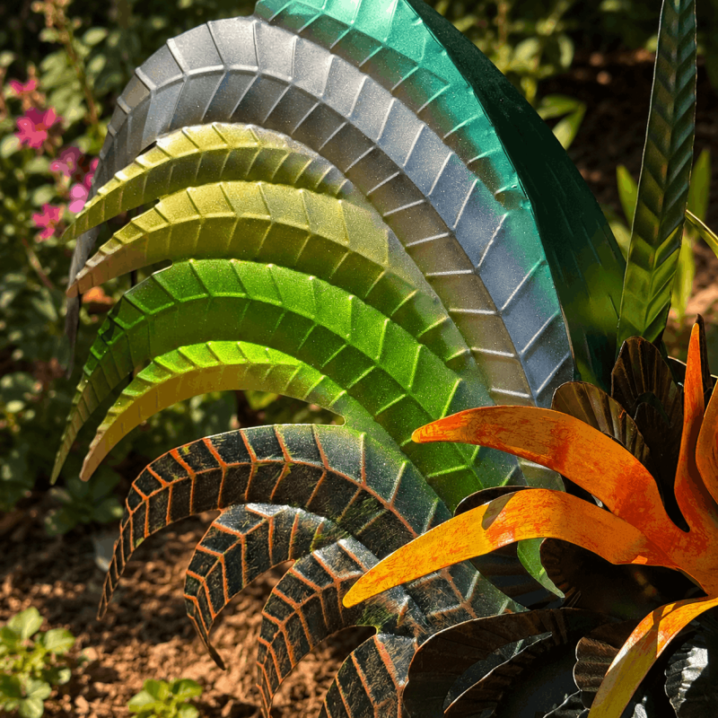 Escultura de gallo en metal multicolor