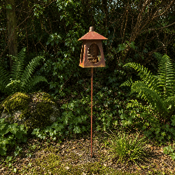 Comedero para pájaros con estaca en forma de farol