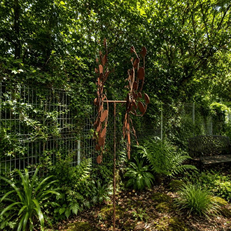 Escultura cinética de jardín con discos – instalación exterior