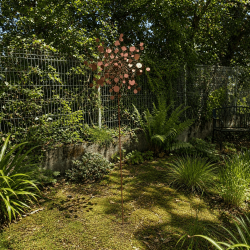 Molino de viento para jardín en metal oxidado – vista completa