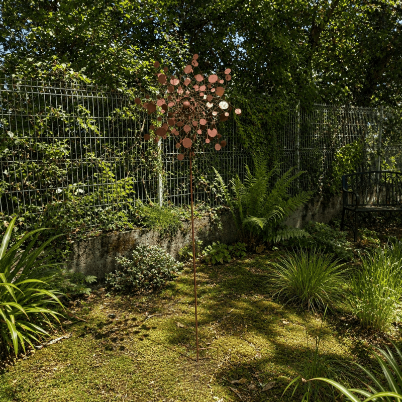 Molino de viento para jardín en metal oxidado – vista completa