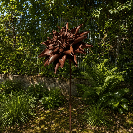 Flor decorativa de jardín con estaca – vista completa