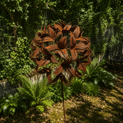 Flor metálica para jardín color óxido – vista frontal