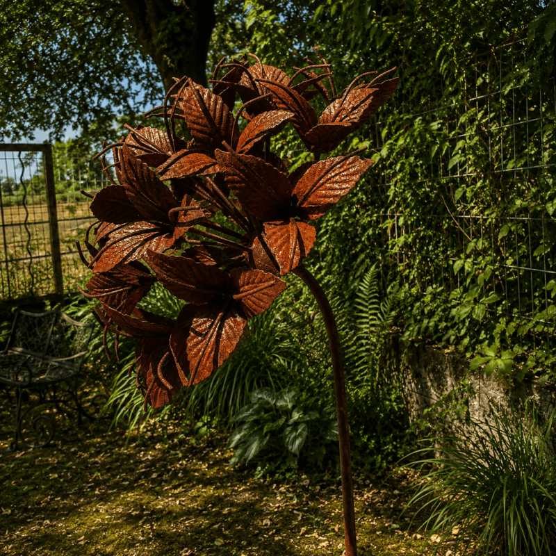 Flor de metal con estaca y pétalos trabajados – vista de cerca