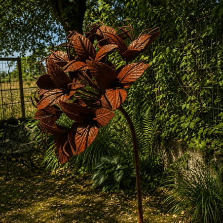 Flor de metal con estaca y pétalos trabajados – vista de cerca