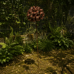 Decoración de jardín en metal instalada en un entorno natural