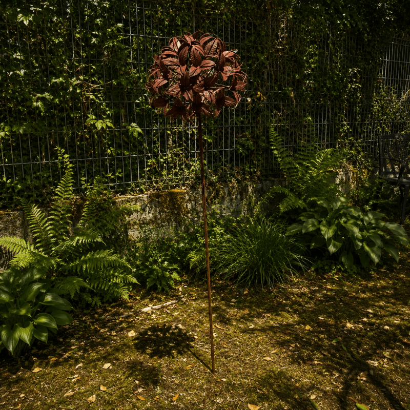 Decoración de jardín en metal instalada en un entorno natural