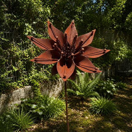Flor estrellada de metal con estaca color óxido – vista frontal