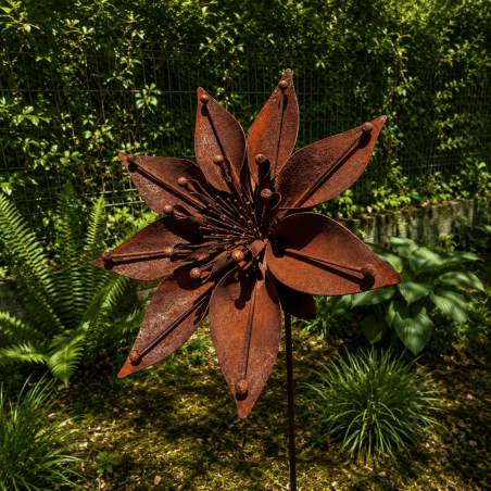 Flor decorativa de metal con pétalos puntiagudos – vista de cerca