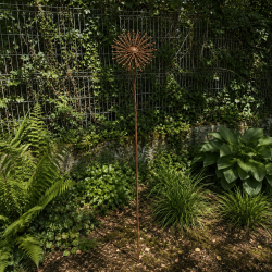 Flor sol metálica de 160 cm instalada en un jardín natural