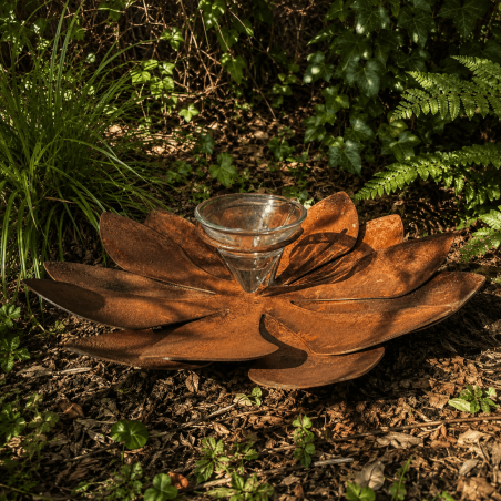Portavelas flor de loto de metal color óxido – vista frontal