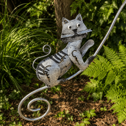 Gato gris decorativo de metal – detalle del balancín
