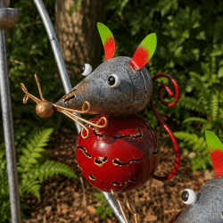 Ratones rojos de metal – detalle de la decoración