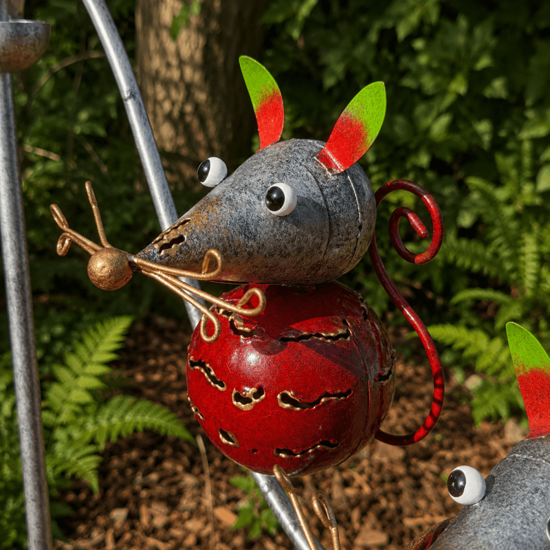 Ratones rojos de metal – detalle de la decoración