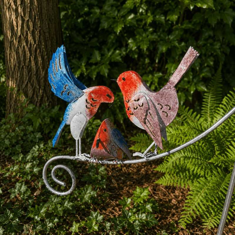 Tres pájaros decorativos de metal multicolor – vista de cerca