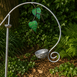 Hojas verdes y contrapeso del móvil de jardín – detalle