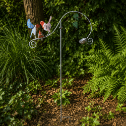 Móvil de jardín de metal de 140 cm instalado entre la vegetación