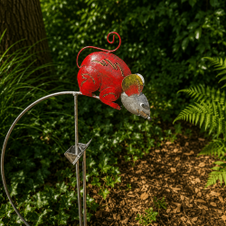 Móvil balancín de jardín con ratón rojo – vista frontal