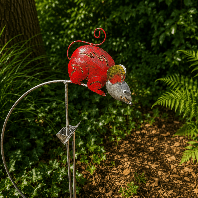 Móvil balancín de jardín con ratón rojo – vista frontal