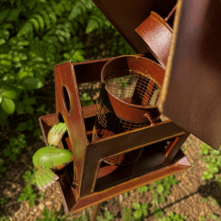 Casita comedero para pájaros de metal – detalle del depósito