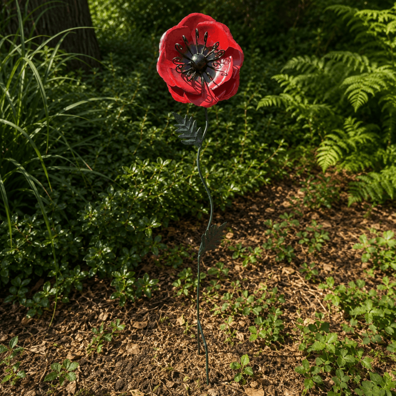 Flor decorativa de amapola roja instalada en un jardín natural