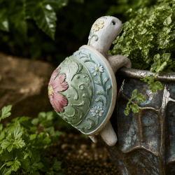 Tortuga decorativa de resina con caparazón floral – Vista de cerca