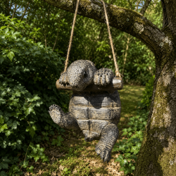 Tortuga colgante de resina gris sobre una rama – Vista frontal