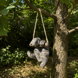 Tortuga colgante instalada en la rama de un árbol