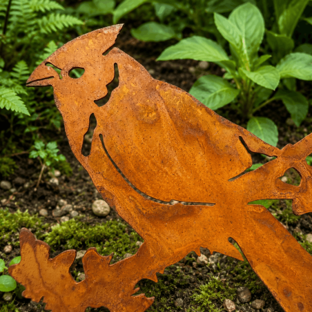 Pájaro decorativo de metal posado sobre una rama con flores – Detalle