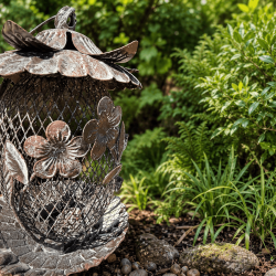 Depósito de rejilla con flores decorativas – Vista de cerca
