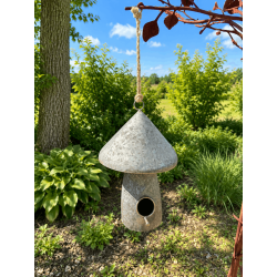 Casita para pájaros tipo seta instalada en el jardín