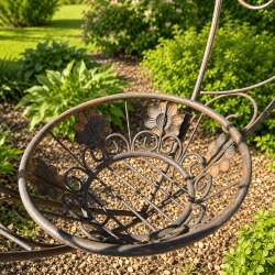 Cesta inferior con flores y volutas decorativas – Detalle