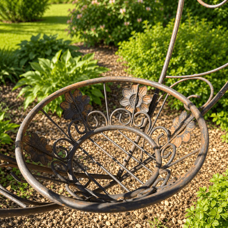 Cesta inferior con flores y volutas decorativas – Detalle
