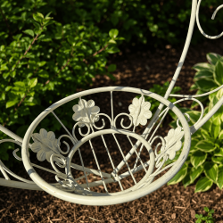 Cesta inferior con flores y volutas decorativas – Detalle