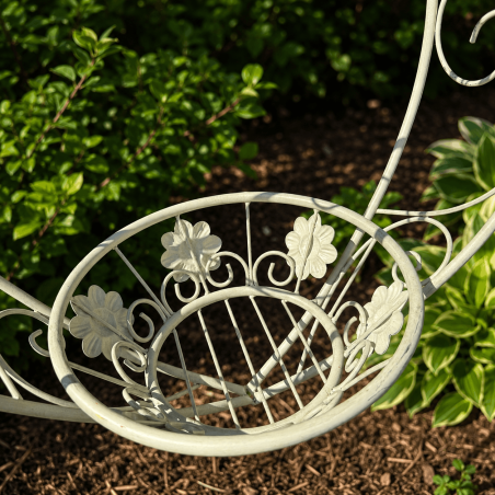 Cesta inferior con flores y volutas decorativas – Detalle