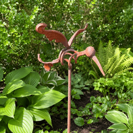 Tutor decorativo de jardín con ave de metal oxidado – Vista lateral