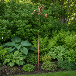 Tutor de jardín con ave instalado entre las plantas – Vista completa