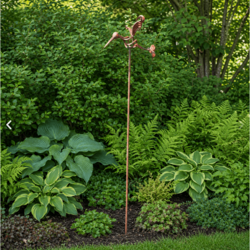 Tutor de jardín con ave instalado entre las plantas – Vista completa