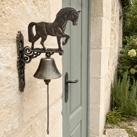 Campana de puerta de hierro fundido con caballo marrón dorado
